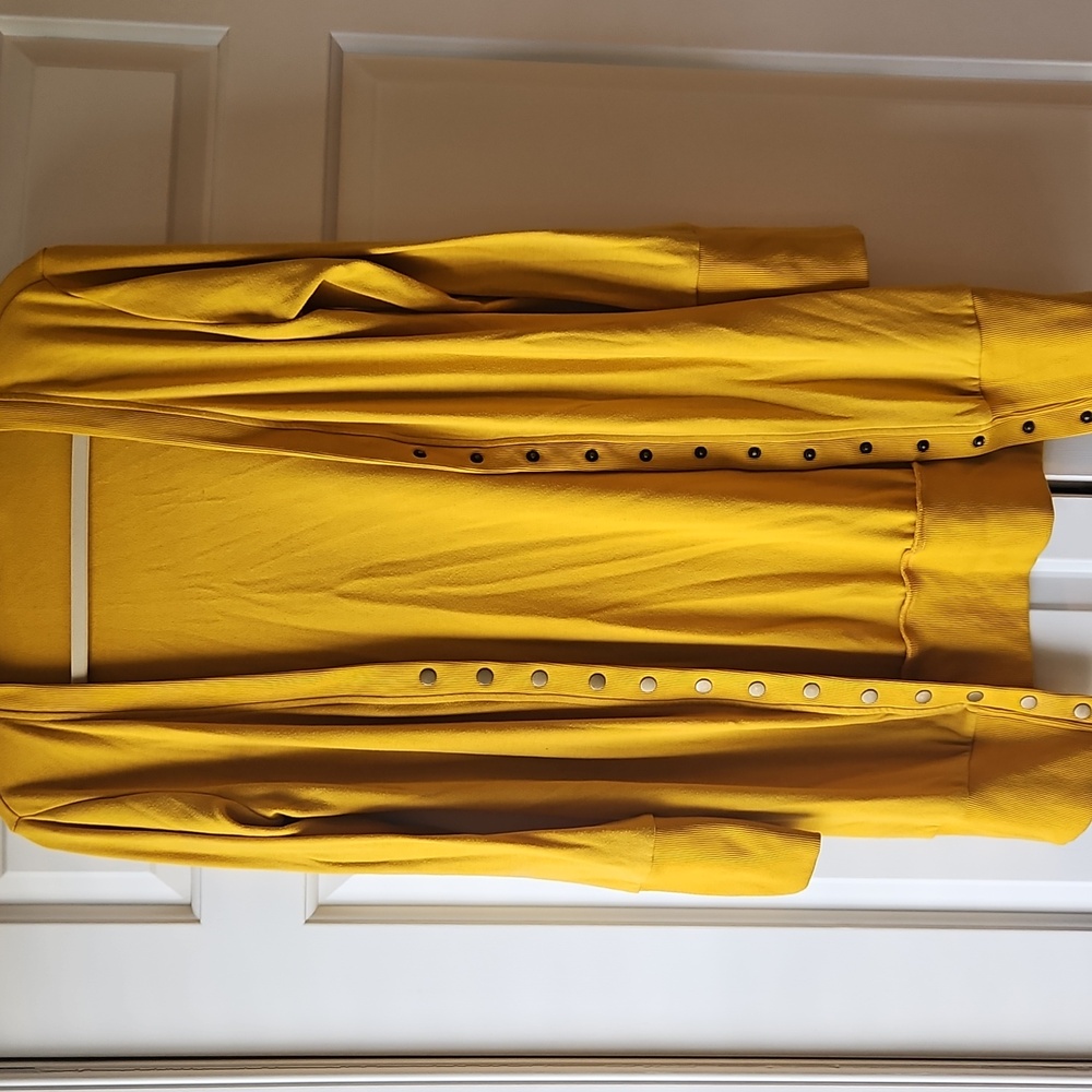 Yellow Cardigan Sweater with V-Neck and Three-Quarter Sleeves
